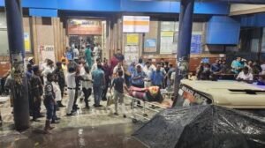 कोलकाता के दुर्गा पूजा पंडाल में मौत का तांडव! अचानक ढहा हिस्सा, 17 मौतों से मचा हड़कंप पश्चिम बंगाल की राजधानी कोलकाता से इस वक्त की एक बेहद दिल दहला देने वाली और खौफनाक खबर सामने आ रही है। कोलकाता में महासप्तमी की शाम को दुर्गा पूजा पंडाल में उमड़ी भारी भीड़ के बीच बड़ा हादसा हो गया। यहाँ प्रसिद्ध चोरबागान सर्वजनीन दुर्गा पूजा पंडाल का एक हिस्सा अचानक भरभरा कर नीचे ढह गया। इस भीषण हादसे के बाद मौके पर अफरा-तफरी मच गई और जबरदस्त भगदड़ की स्थिति पैदा हो गई। प्राप्त शुरुआती जानकारी के अनुसार, इस दर्दनाक हादसे में कम से कम 17 लोगों की मौत होने की खबर है, जिससे पूरे शहर में मातम पसर गया है। घायलों को कलकत्ता मेडिकल कॉलेज में कराया गया भर्ती घटना की जानकारी मिलते ही पूजा आयोजकों ने मौके पर तुरंत मोर्चा संभाला और स्थिति को नियंत्रित करने के लिए तत्परता दिखाते हुए राहत कार्य शुरू किए। इसके साथ ही पुलिस प्रशासन और आपदा प्रबंधन बल (डिफेंस टीम) के वरिष्ठ अधिकारी तुरंत भारी दल-बल के साथ घटनास्थल पर पहुंचे। हादसे में गंभीर रूप से घायल हुए लोगों को तुरंत रेस्क्यू कर इलाज के लिए कलकत्ता मेडिकल कॉलेज और अस्पताल पहुंचाया गया। हालांकि, प्रशासन की तरफ से घायलों की सटीक संख्या और पंडाल के ढहने के पीछे की असली तकनीकी वजह अभी आधिकारिक तौर पर सामने नहीं आई है। प्रत्यक्षदर्शियों ने बयां किया खौफनाक मंजर मौके पर मौजूद रहे एक प्रत्यक्षदर्शी ने दर्दनाक मंजर को याद करते हुए बताया कि हादसे के वक्त वहां इतनी भयंकर भीड़ थी कि लोगों का सांस लेना भी मुश्किल हो रहा था। कई लोग डर और दम घुटने से बेहोश होकर जमीन पर गिर पड़े। स्थिति इतनी विकट थी कि घायलों को एम्बुलेंस का इंतजार किए बिना ही स्थानीय लोगों और पुलिस की मदद से मोटरसाइकिलों पर लादकर अस्पताल ले जाया गया। हर तरफ चीख-पुकार मची हुई थी और लोग अपनों को तलाश रहे थे। ममता बनर्जी ने जताया गहरा दुख इस भीषण दुर्घटना पर गहरा शोक व्यक्त करते हुए पश्चिम बंगाल की पूर्व मुख्यमंत्री ममता बनर्जी ने सोशल मीडिया प्लेटफॉर्म 'एक्स' पर एक संदेश जारी किया है। उन्होंने लिखा कि चोरबागान पूजा पंडाल में हुई इस दुखद भगदड़ और हादसे के बारे में जानकर उन्हें गहरा सदमा लगा है और वह बेहद आहत हैं। उन्होंने मां दुर्गा से प्रार्थना की है कि सभी घायल लोग जल्द से जल्द पूरी तरह स्वस्थ हो जाएं और ईश्वर इस कठिन समय में पीड़ित परिवारों को यह बड़ा दुख सहने की शक्ति व साहस प्रदान करें। प्रशासन अब इस बात की गहन जांच कर रहा है कि आखिर इस ऐतिहासिक उत्सव के दौरान सुरक्षा इंतजामों में इतनी बड़ी चूक कैसे हो गई।
