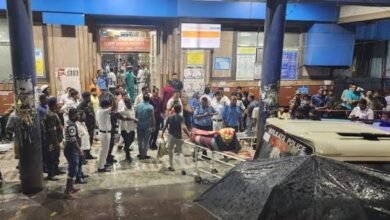 कोलकाता के दुर्गा पूजा पंडाल में मौत का तांडव! अचानक ढहा हिस्सा, 17 मौतों से मचा हड़कंप पश्चिम बंगाल की राजधानी कोलकाता से इस वक्त की एक बेहद दिल दहला देने वाली और खौफनाक खबर सामने आ रही है। कोलकाता में महासप्तमी की शाम को दुर्गा पूजा पंडाल में उमड़ी भारी भीड़ के बीच बड़ा हादसा हो गया। यहाँ प्रसिद्ध चोरबागान सर्वजनीन दुर्गा पूजा पंडाल का एक हिस्सा अचानक भरभरा कर नीचे ढह गया। इस भीषण हादसे के बाद मौके पर अफरा-तफरी मच गई और जबरदस्त भगदड़ की स्थिति पैदा हो गई। प्राप्त शुरुआती जानकारी के अनुसार, इस दर्दनाक हादसे में कम से कम 17 लोगों की मौत होने की खबर है, जिससे पूरे शहर में मातम पसर गया है। घायलों को कलकत्ता मेडिकल कॉलेज में कराया गया भर्ती घटना की जानकारी मिलते ही पूजा आयोजकों ने मौके पर तुरंत मोर्चा संभाला और स्थिति को नियंत्रित करने के लिए तत्परता दिखाते हुए राहत कार्य शुरू किए। इसके साथ ही पुलिस प्रशासन और आपदा प्रबंधन बल (डिफेंस टीम) के वरिष्ठ अधिकारी तुरंत भारी दल-बल के साथ घटनास्थल पर पहुंचे। हादसे में गंभीर रूप से घायल हुए लोगों को तुरंत रेस्क्यू कर इलाज के लिए कलकत्ता मेडिकल कॉलेज और अस्पताल पहुंचाया गया। हालांकि, प्रशासन की तरफ से घायलों की सटीक संख्या और पंडाल के ढहने के पीछे की असली तकनीकी वजह अभी आधिकारिक तौर पर सामने नहीं आई है। प्रत्यक्षदर्शियों ने बयां किया खौफनाक मंजर मौके पर मौजूद रहे एक प्रत्यक्षदर्शी ने दर्दनाक मंजर को याद करते हुए बताया कि हादसे के वक्त वहां इतनी भयंकर भीड़ थी कि लोगों का सांस लेना भी मुश्किल हो रहा था। कई लोग डर और दम घुटने से बेहोश होकर जमीन पर गिर पड़े। स्थिति इतनी विकट थी कि घायलों को एम्बुलेंस का इंतजार किए बिना ही स्थानीय लोगों और पुलिस की मदद से मोटरसाइकिलों पर लादकर अस्पताल ले जाया गया। हर तरफ चीख-पुकार मची हुई थी और लोग अपनों को तलाश रहे थे। ममता बनर्जी ने जताया गहरा दुख इस भीषण दुर्घटना पर गहरा शोक व्यक्त करते हुए पश्चिम बंगाल की पूर्व मुख्यमंत्री ममता बनर्जी ने सोशल मीडिया प्लेटफॉर्म 'एक्स' पर एक संदेश जारी किया है। उन्होंने लिखा कि चोरबागान पूजा पंडाल में हुई इस दुखद भगदड़ और हादसे के बारे में जानकर उन्हें गहरा सदमा लगा है और वह बेहद आहत हैं। उन्होंने मां दुर्गा से प्रार्थना की है कि सभी घायल लोग जल्द से जल्द पूरी तरह स्वस्थ हो जाएं और ईश्वर इस कठिन समय में पीड़ित परिवारों को यह बड़ा दुख सहने की शक्ति व साहस प्रदान करें। प्रशासन अब इस बात की गहन जांच कर रहा है कि आखिर इस ऐतिहासिक उत्सव के दौरान सुरक्षा इंतजामों में इतनी बड़ी चूक कैसे हो गई।
